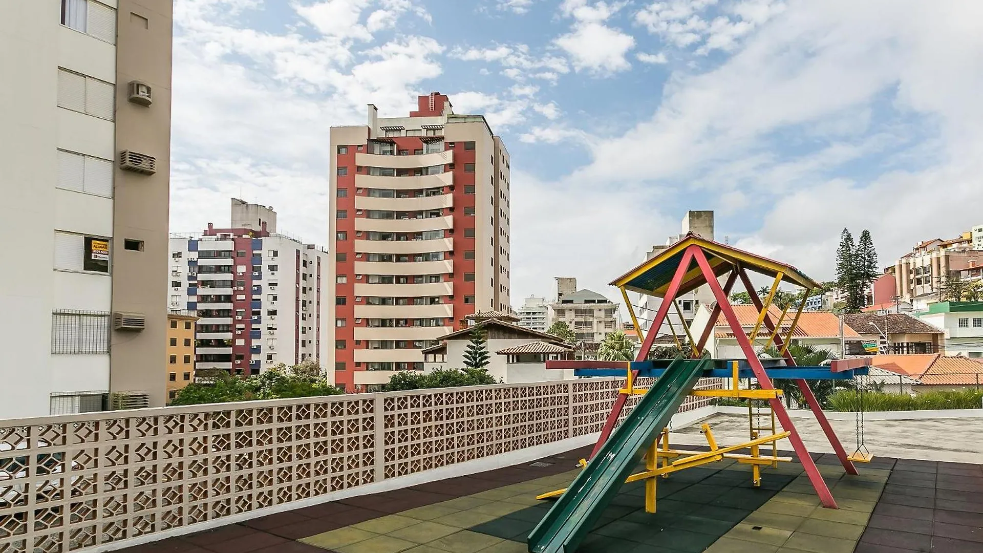 Moderno, espaçoso localizado a uma quadra do Shopping Beira-mar CA06I Apartamento Florianópolis