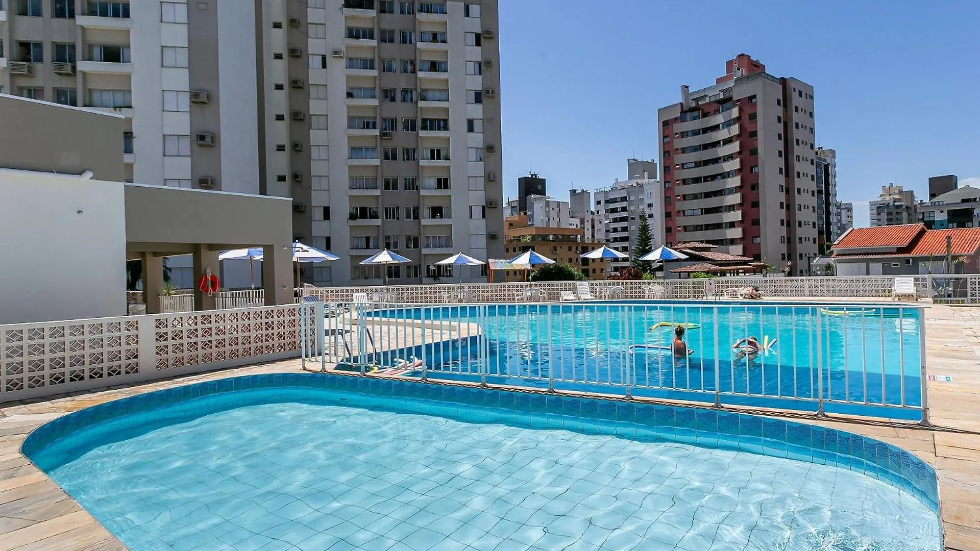 Moderno, espaçoso localizado a uma quadra do Shopping Beira-mar CA06I Apartamento Florianópolis Brasil