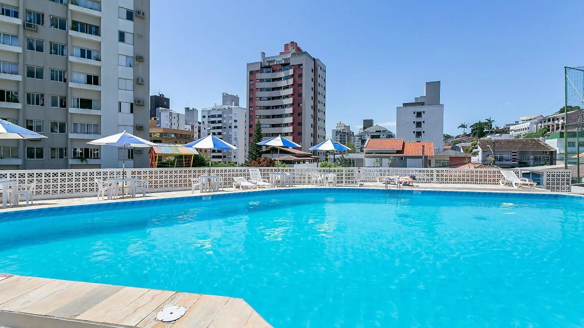 Moderno, espaçoso localizado a uma quadra do Shopping Beira-mar CA06I Apartamento Florianópolis